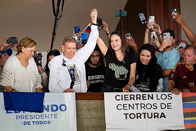 Edmundo González saluda junto a María Corina Machado durante un acto de campaña este domingo, en la Universidad Central de Venezuela (UCV), en Caracas