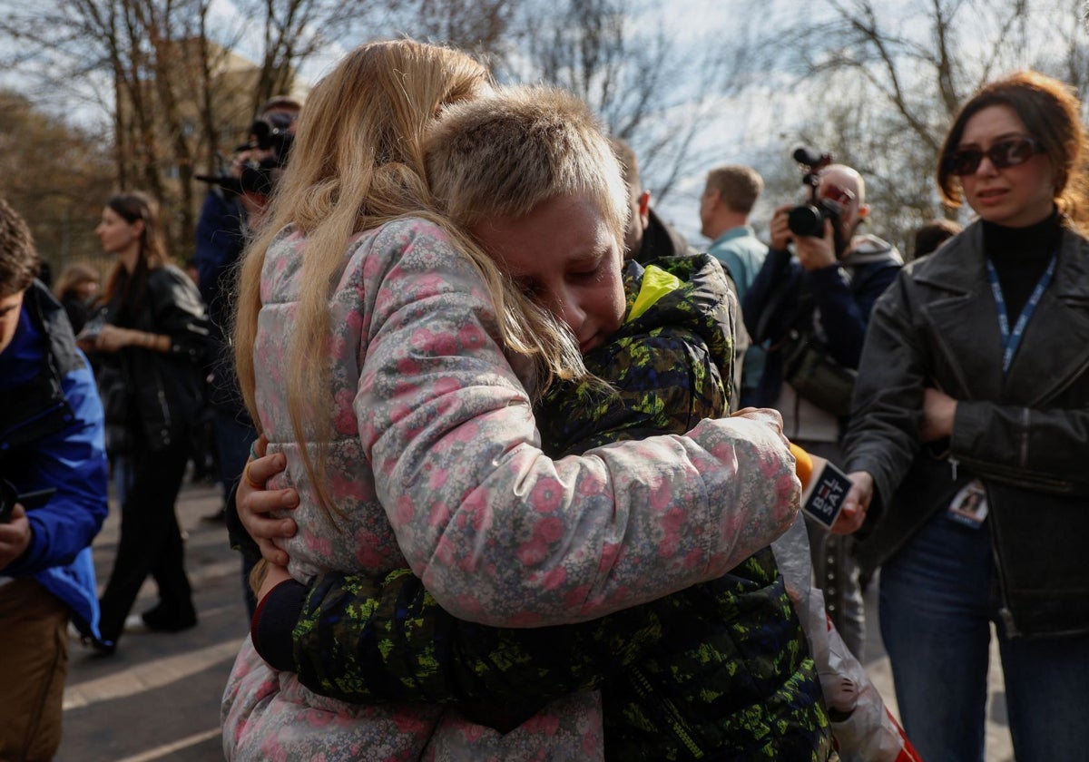 Una mujer ucraniana abraza a su hijo tras meses de separación por haber sido llevado a Rusia