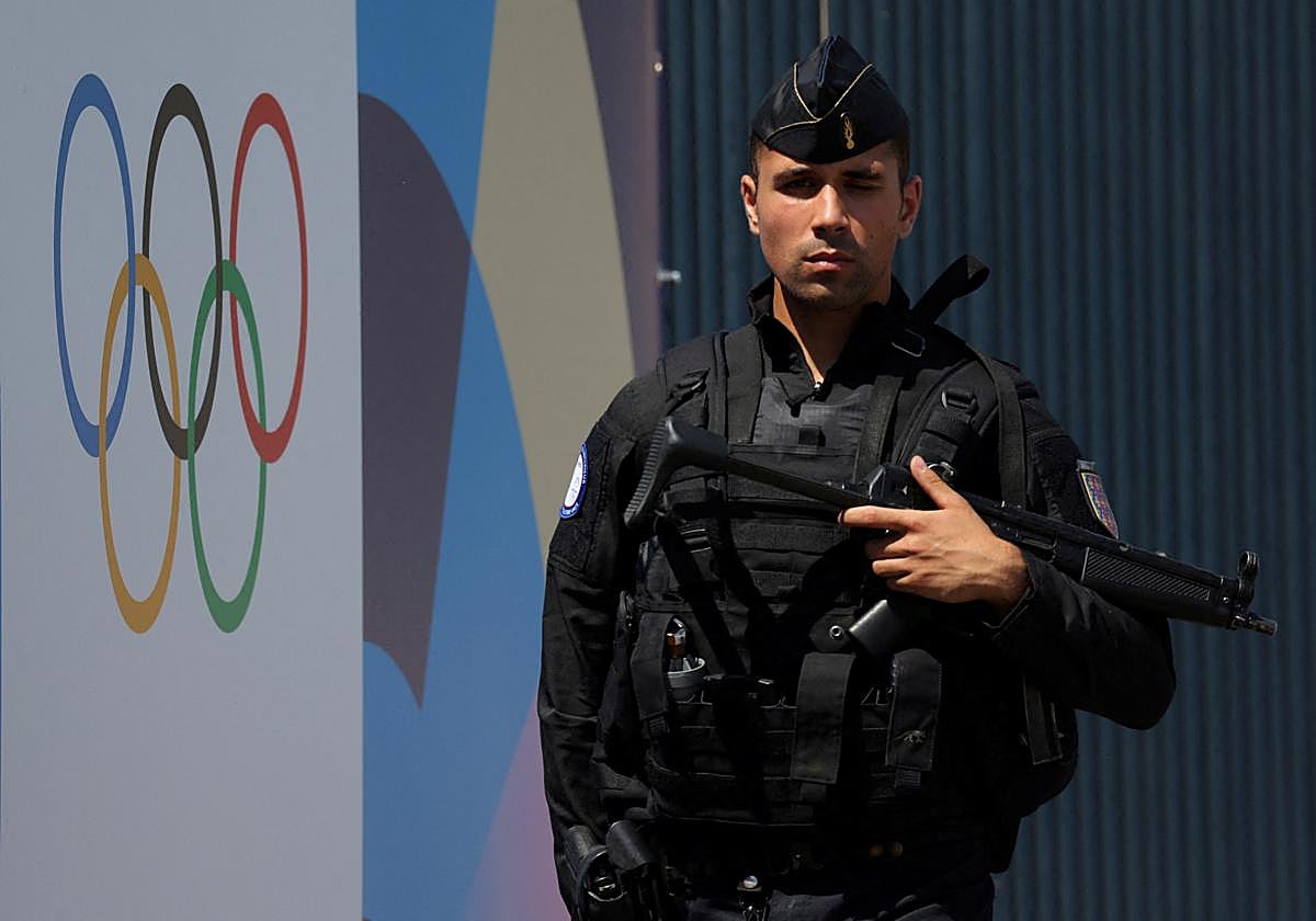Un policía en París este jueves