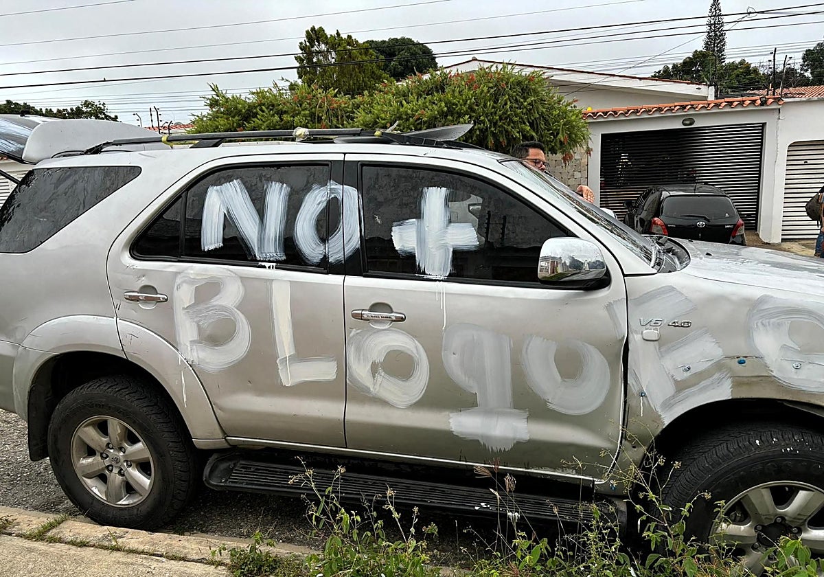 La camioneta vandalizada que estaba usando María Corina Machado, opositora a Maduro