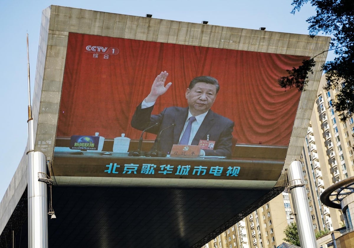 Pantalla gigante en Pekín muestra al presidente chino, Xi Jinping, durante el Tercer Pleno