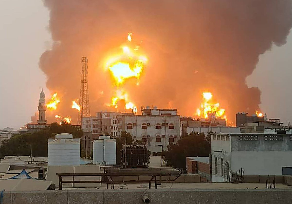 Una enorme columna de fuego que surge tras los ataques reportados en la ciudad portuaria de Hodeida