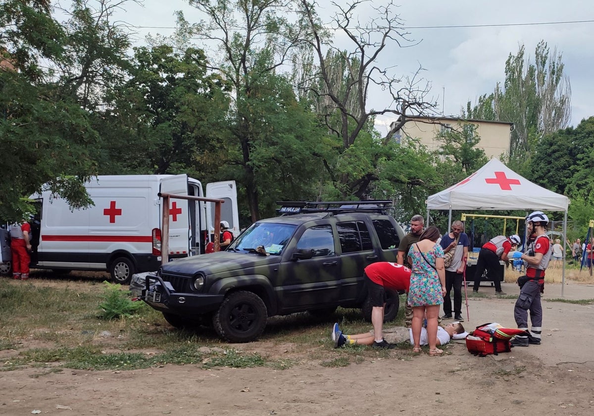 Los servicios de emergencia ucranianos atienden a un hombre herido en Mikolaiv