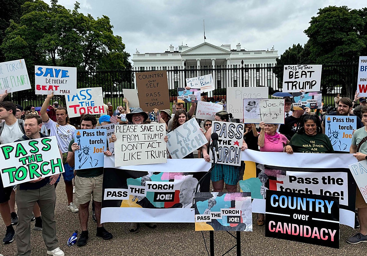 Varios manifestantes piden frente a la Casa Blanca que Joe Biden que abandone la carrera presidencial