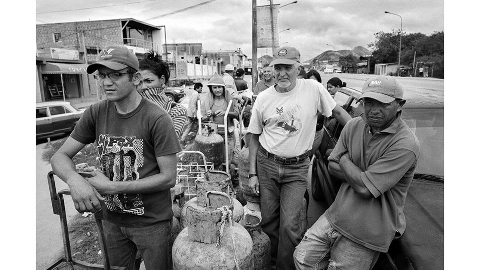 Barquisimeto (Venezuela), 1 de junio de 2016. Un grupo de civiles hace cola para conseguir gas. La escasez en Venezuela es total. El gobierno controla el acceso a los productos básicos. La tensión y el descontento entre la población civil va en aumento, y los brotes de violencia y saqueos se repiten en todo el país. Venezuela está sumida en el desabastecimiento, y encontrar productos se convierte en un verdadero suplicio para los ciudadanos, que deben visitar varias tiendas a la semana para completar sus compras