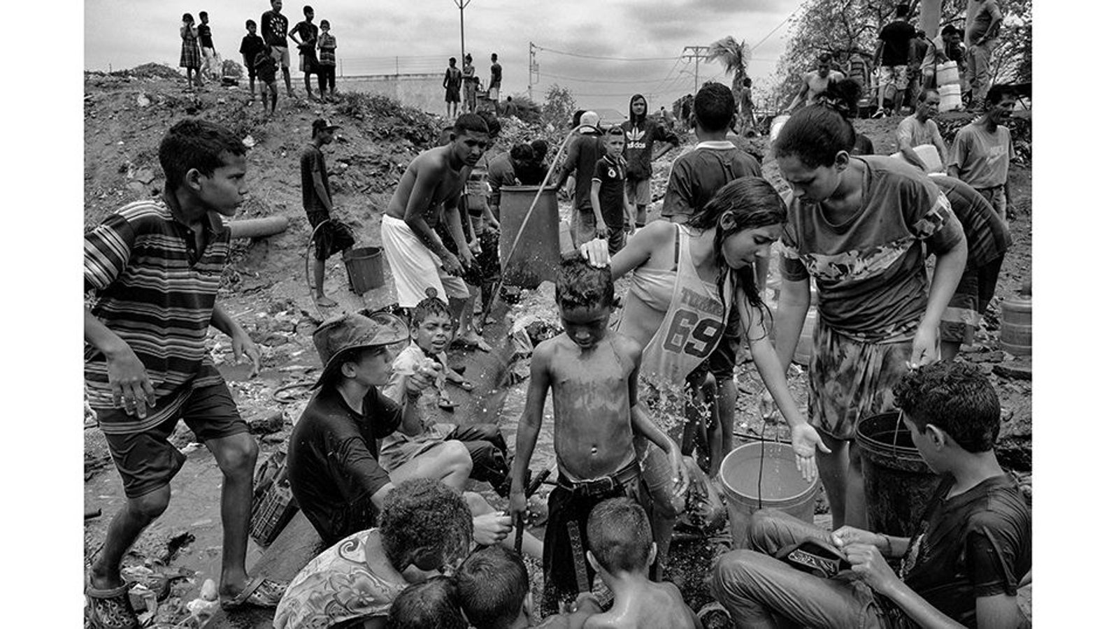 Maracaibo (Venezuela), abril de 2019. Habitantes de la ciudad de Maracaibo recogen agua de tuberías, ríos y alcantarillas en la ciudad de Maracaibo. La crisis energética que vive Venezuela dejó al país sin suministro de agua en la mayor parte de su territorio. Los cortes de luz y agua se volvieron rutinarios, afectando gravemente la vida diaria de los ciudadanos. La infraestructura eléctrica de Venezuela colapsó debido a la falta de mantenimiento, la corrupción y la mala gestión