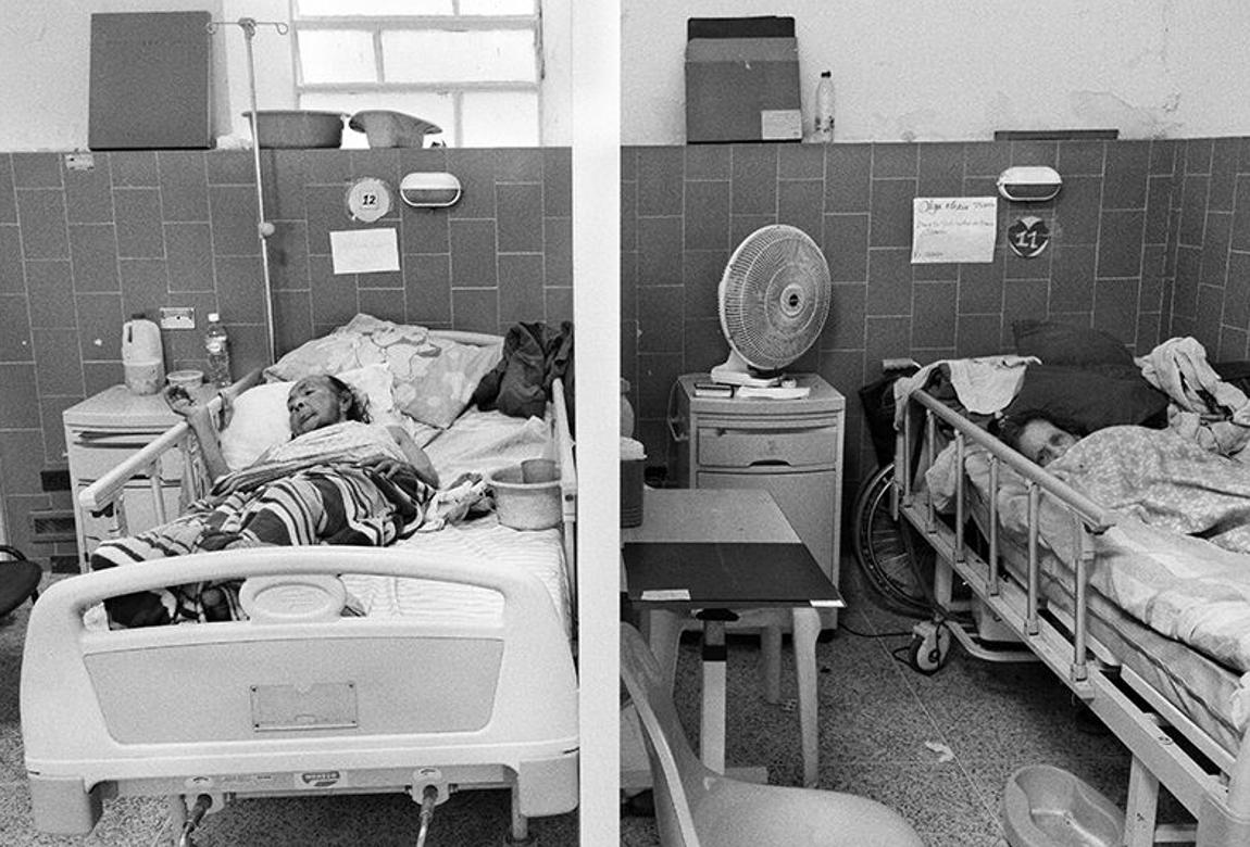 Caracas, junio de 2016. Dos pacientes descansan en sus camas dentro del Hospital Vargas de Caracas. La crisis venezolana de escasez de alimentos y medicinas ha puesto al país al borde del colapso. Los hospitales venezolanos están desabastecidos y no tienen medicinas. Caracas, como el resto de Venezuela, es una ciudad al borde del colapso por la terrible crisis económica y política que vive el país.