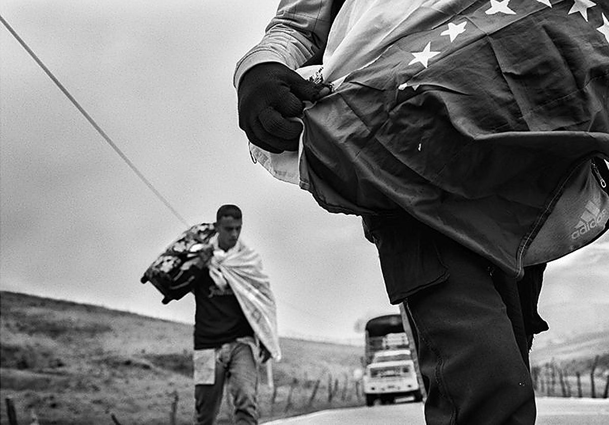Cúcuta (Colombia), 13 de febrero de 2019. Un grupo de emigrantes venezolanos camina rumbo a Bogotá en busca de oportunidades de futuro. La crisis económica y política en Venezuela provocó un éxodo masivo sin precedentes, con más de 7 millones de personas abandonando el país en busca de mejores condiciones de vida