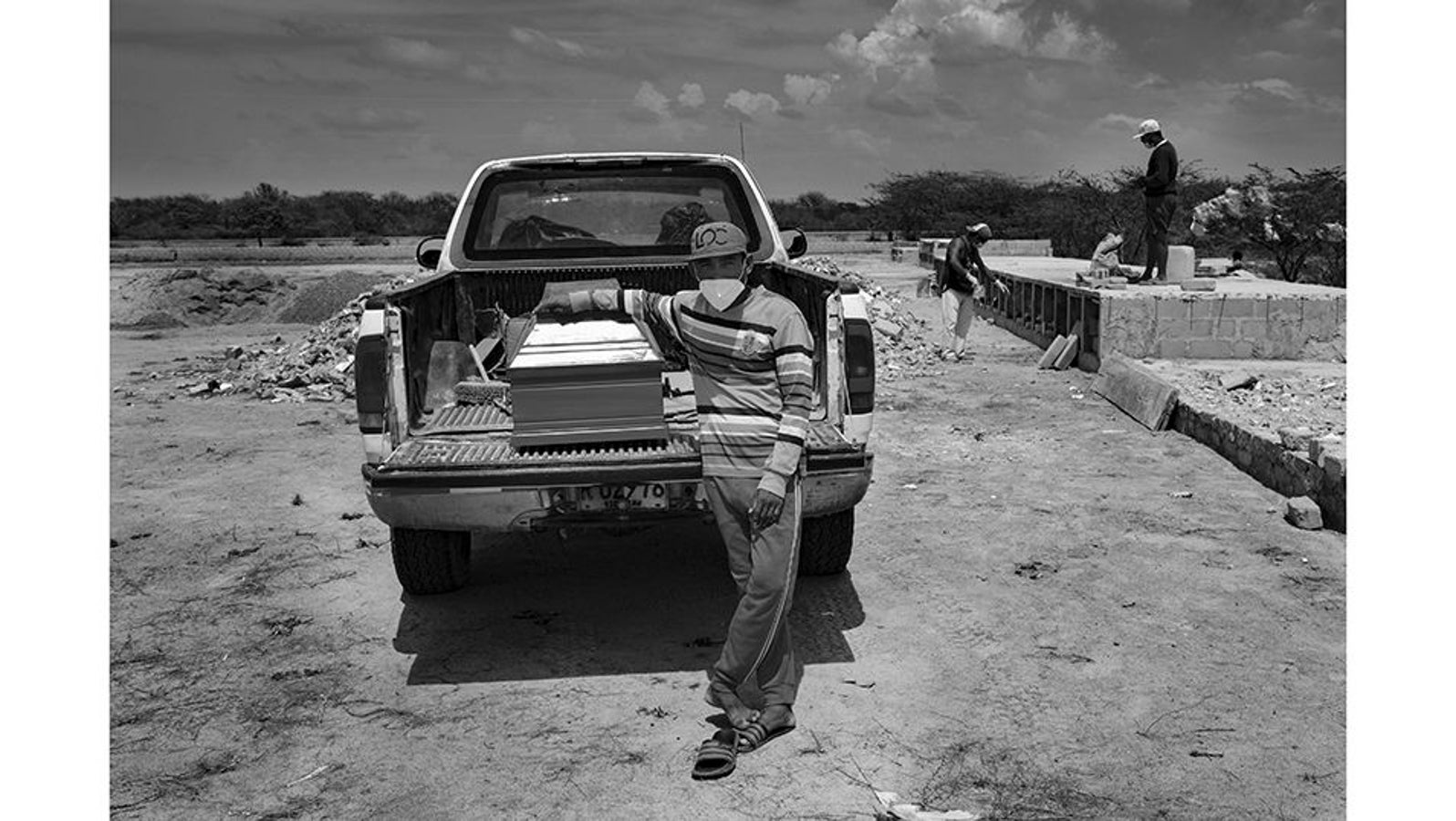 Riohacha (Colombia), 14 de abril de 2021. Willy José Sánchez, de 28 años y originario de Falcón (Venezuela), espera junto al cuerpo de una mujer venezolana sin nombre para enterrarla en el cementerio de la fundación Gente como tú. La falta de identidad legal, uno de los grandes desafíos que enfrenta la población emigrante venezolana, además de la violencia, la pobreza y la xenofobia