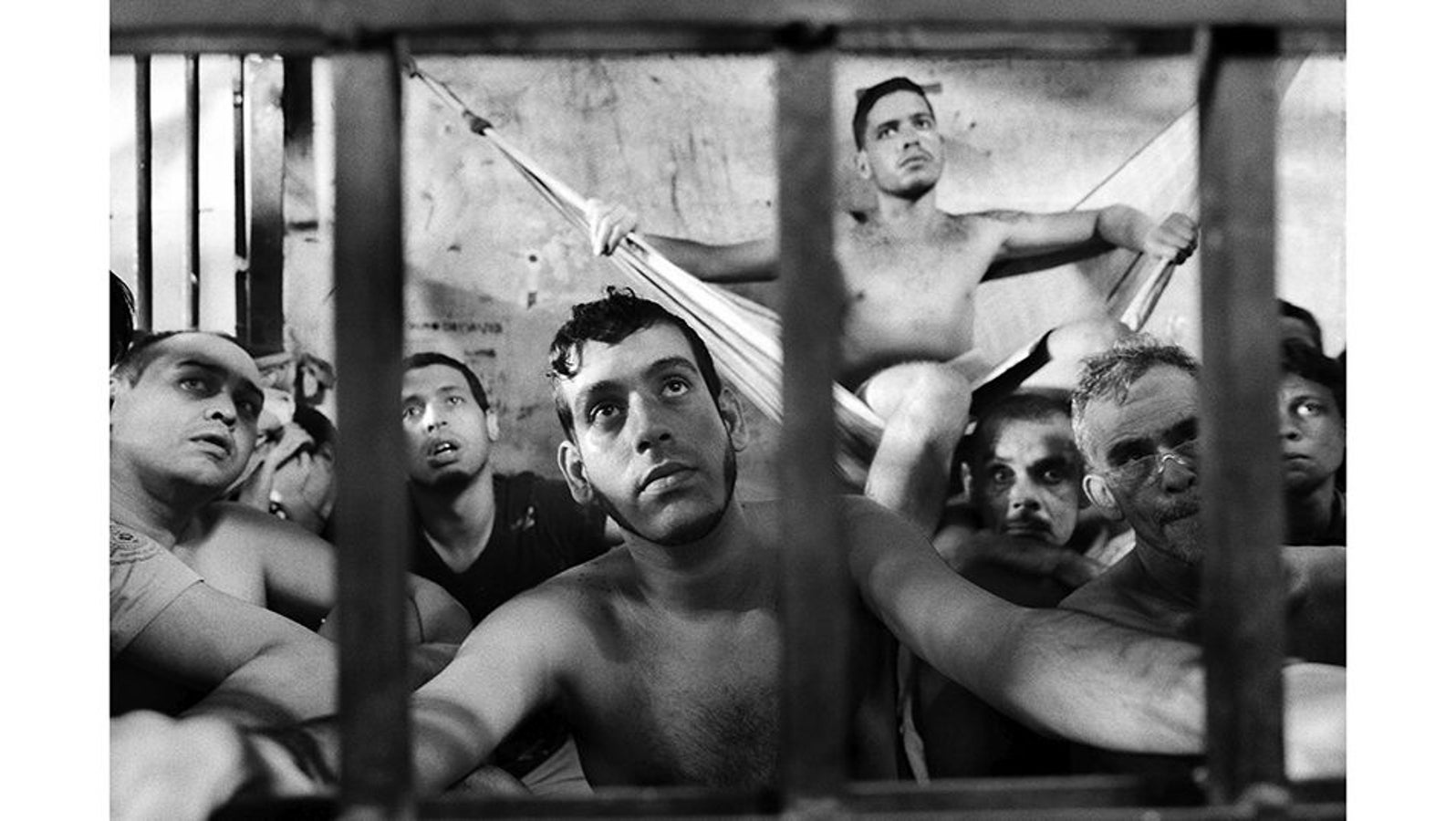 Caracas (Venezuela), 27 de mayo de 2016. Un grupo de presos encerrados en sus celdas dentro de la comisaría municipal de Chacao, al este de Caracas. En medio de una crisis económica, las cárceles de Venezuela sufren un hacinamiento crónico y los presos carecen de alimentos y medicinas adecuados. La crisis penitenciaria es un reflejo de la situación general del país, donde la escasez de recursos y la mala gestión han llevado a un deterioro significativo de los servicios básicos