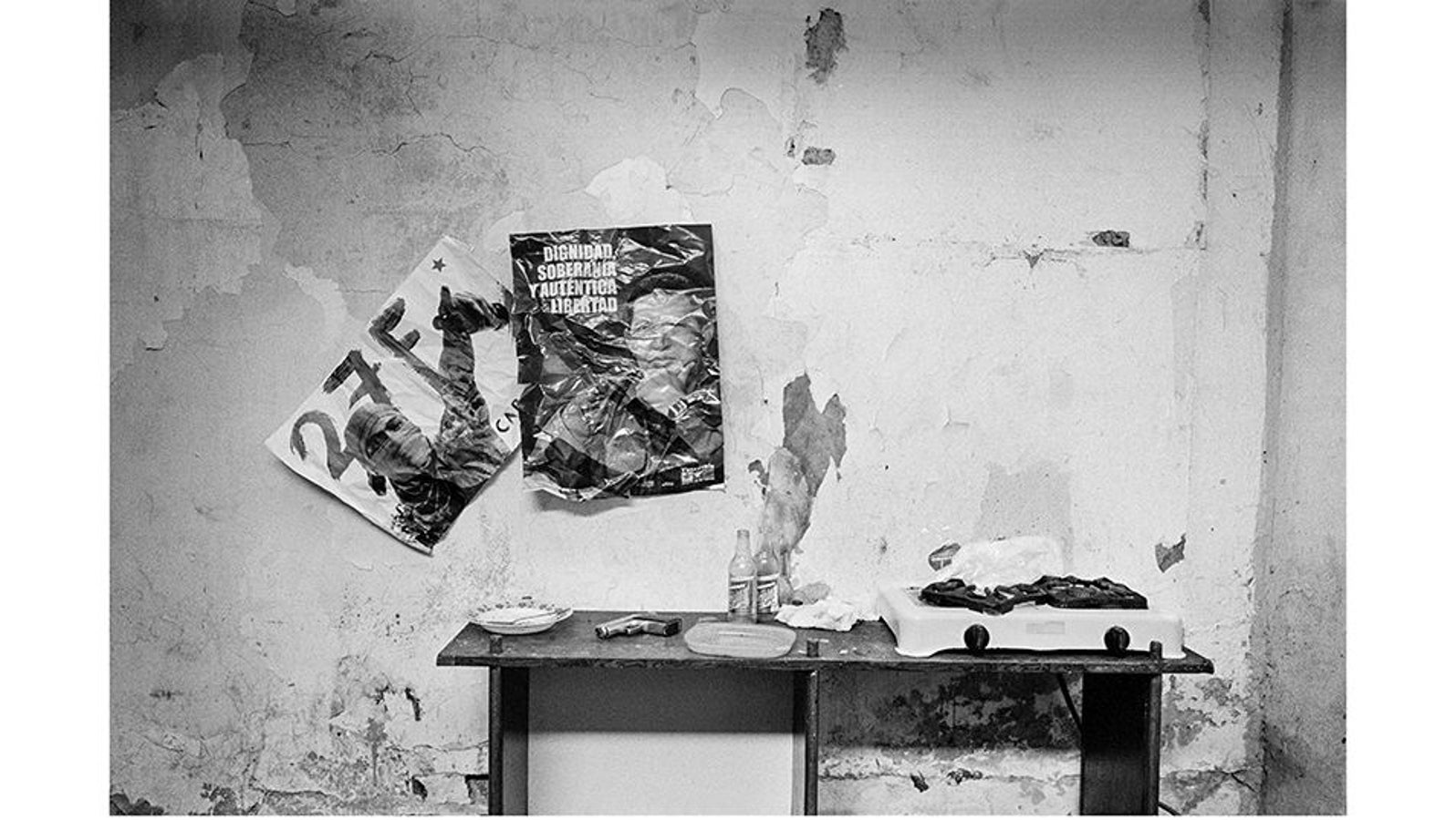 Caracas (Venezuela), octubre de 2009. Interior de la sede de un grupo armado de la revolución bolivariana en la Vega (Caracas). Los 'colectivos' son bandas criminales armadas por el gobierno del presidente Hugo Chávez, que se han convertido en grupos guerrilleros de izquierda mediante la introducción de ideología política. Actúan como escuadrones de la muerte al servicio de la revolución bolivariana, llevando a cabo asesinatos por motivos políticos y participando en el tráfico de drogas