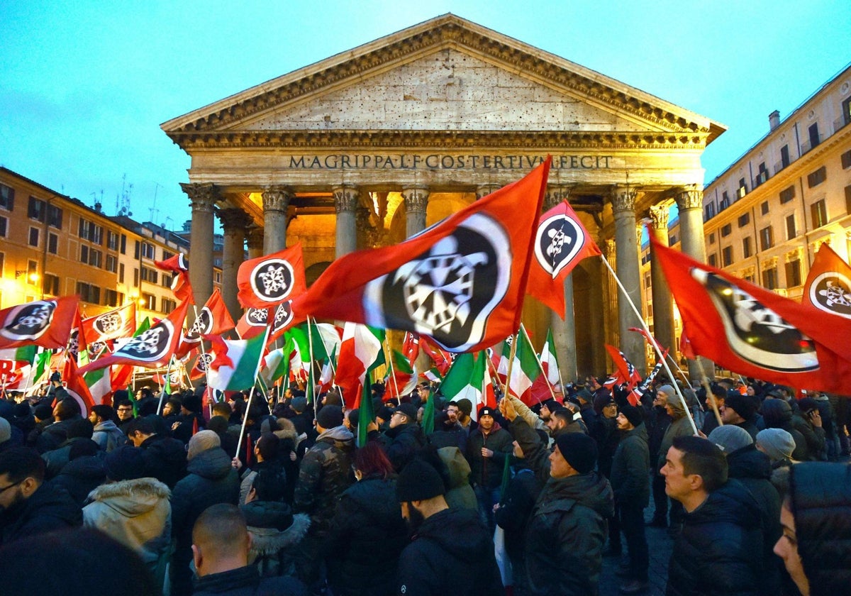 Integrantes del grupo de extrema derecha CasaPound en una manifestación pública