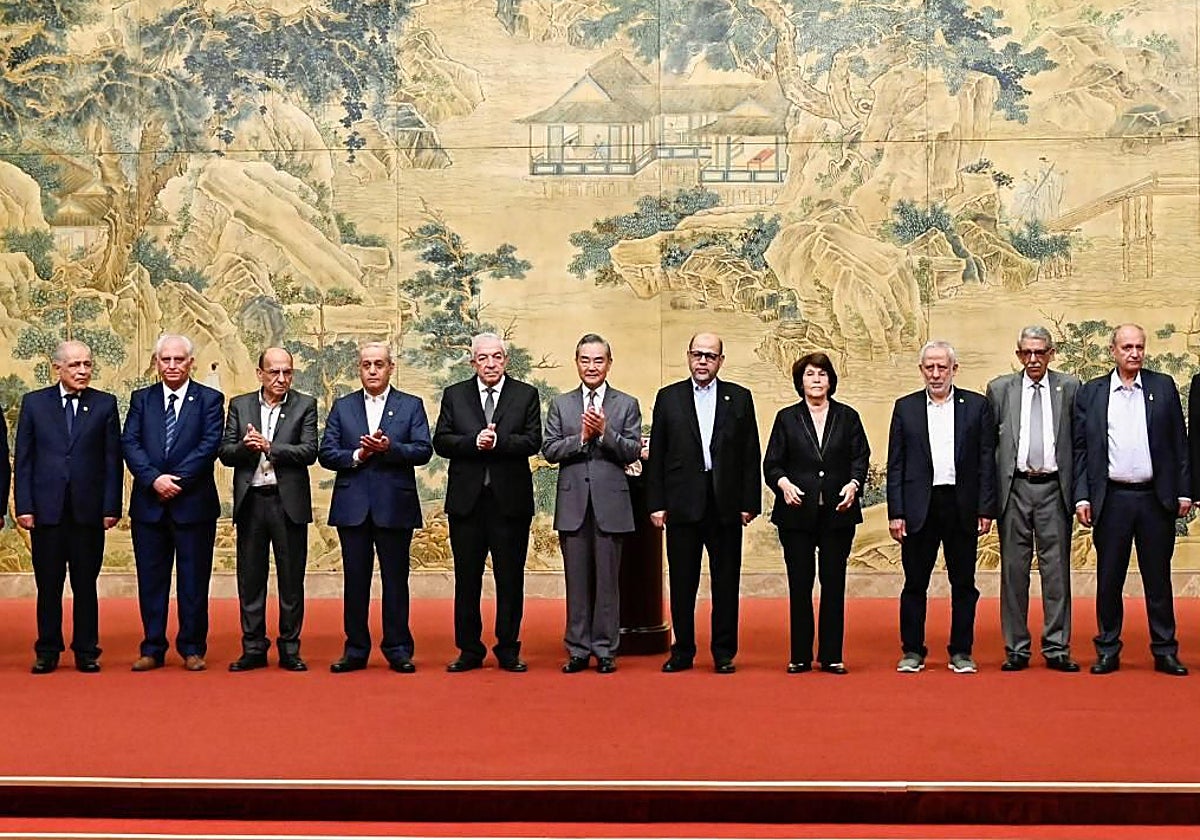 El ministro de Exteriores chino (centro), se reúne en Pekín con varias facciones palestinas