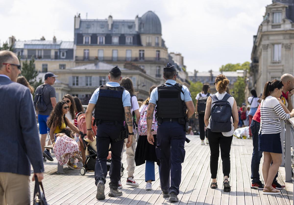 Policía en París justo antes del inicio de los Juegos Olímpicos
