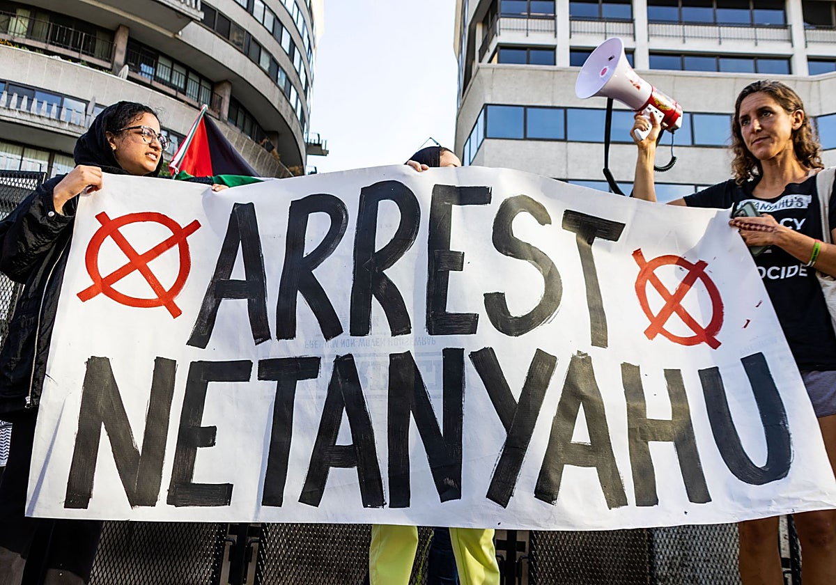 Un grupo de protestantes en respuesta a la llegada de Netanyahu a Washington