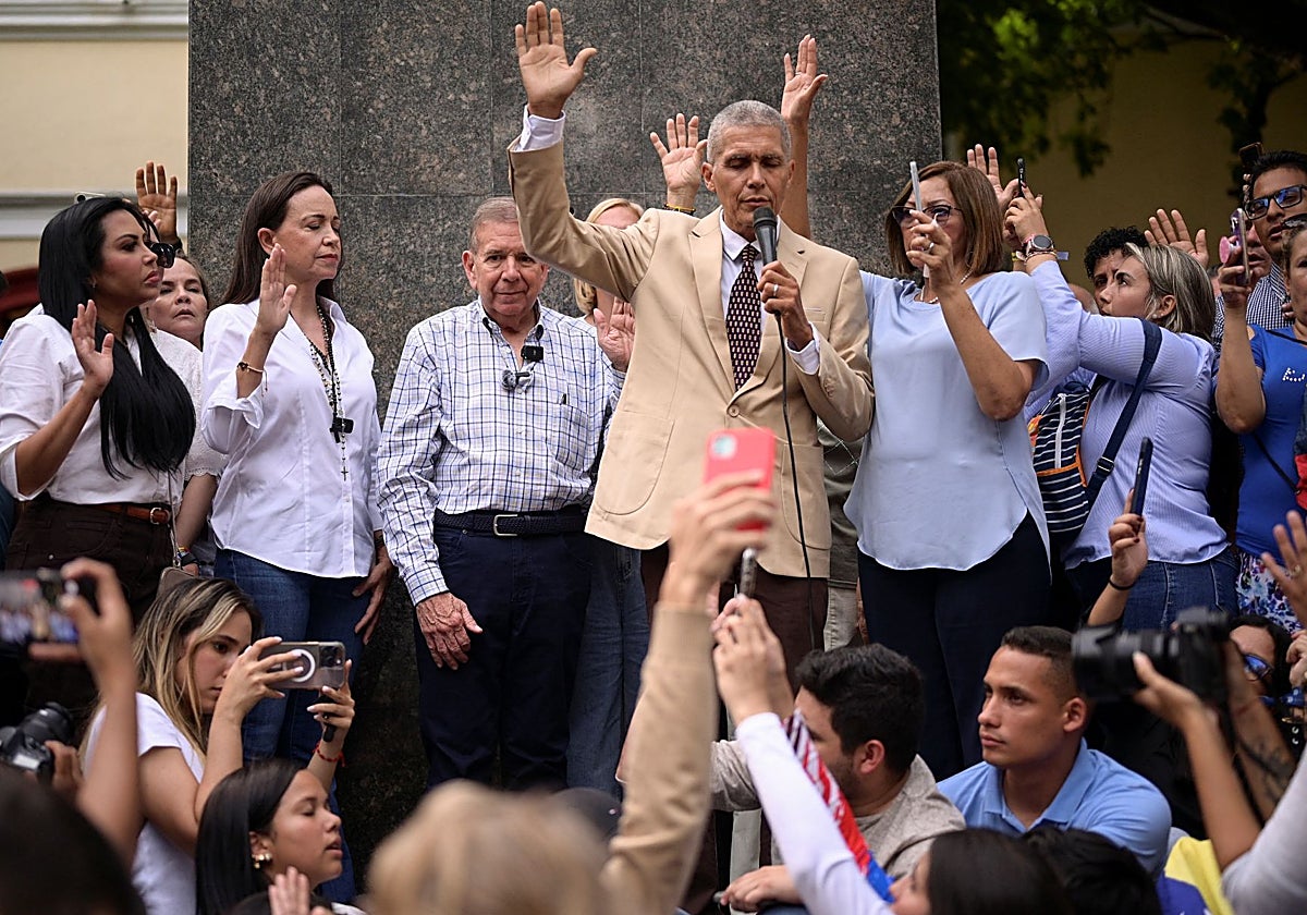 El candidato a la presidencia de Venezuela, el opositor Edmundo González Urrutia, acompañado por María Corina Machado