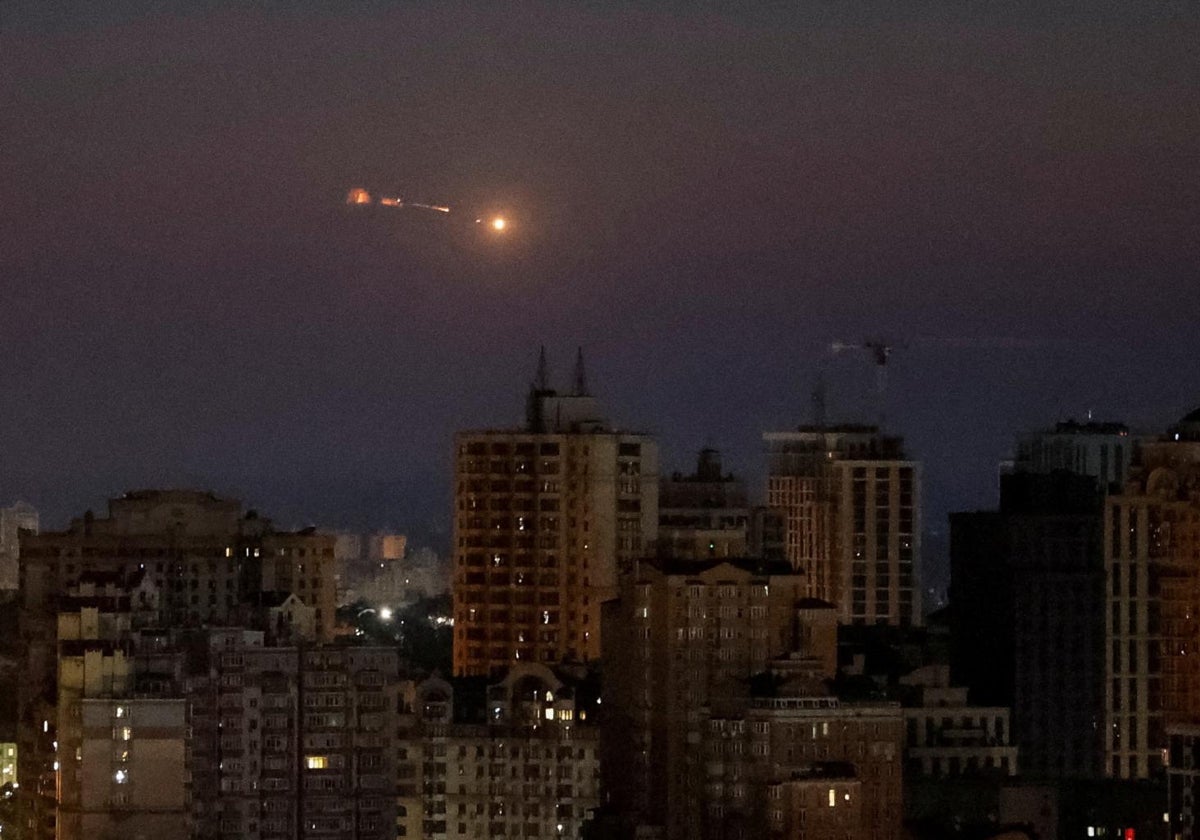 Un dron ruso explota en el cielo de Kiev durante la noche