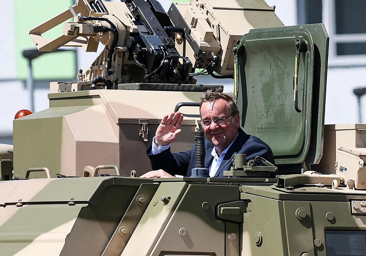 El ministro de Defensa Alemán, Boris Pistorius, en un vehículo militar