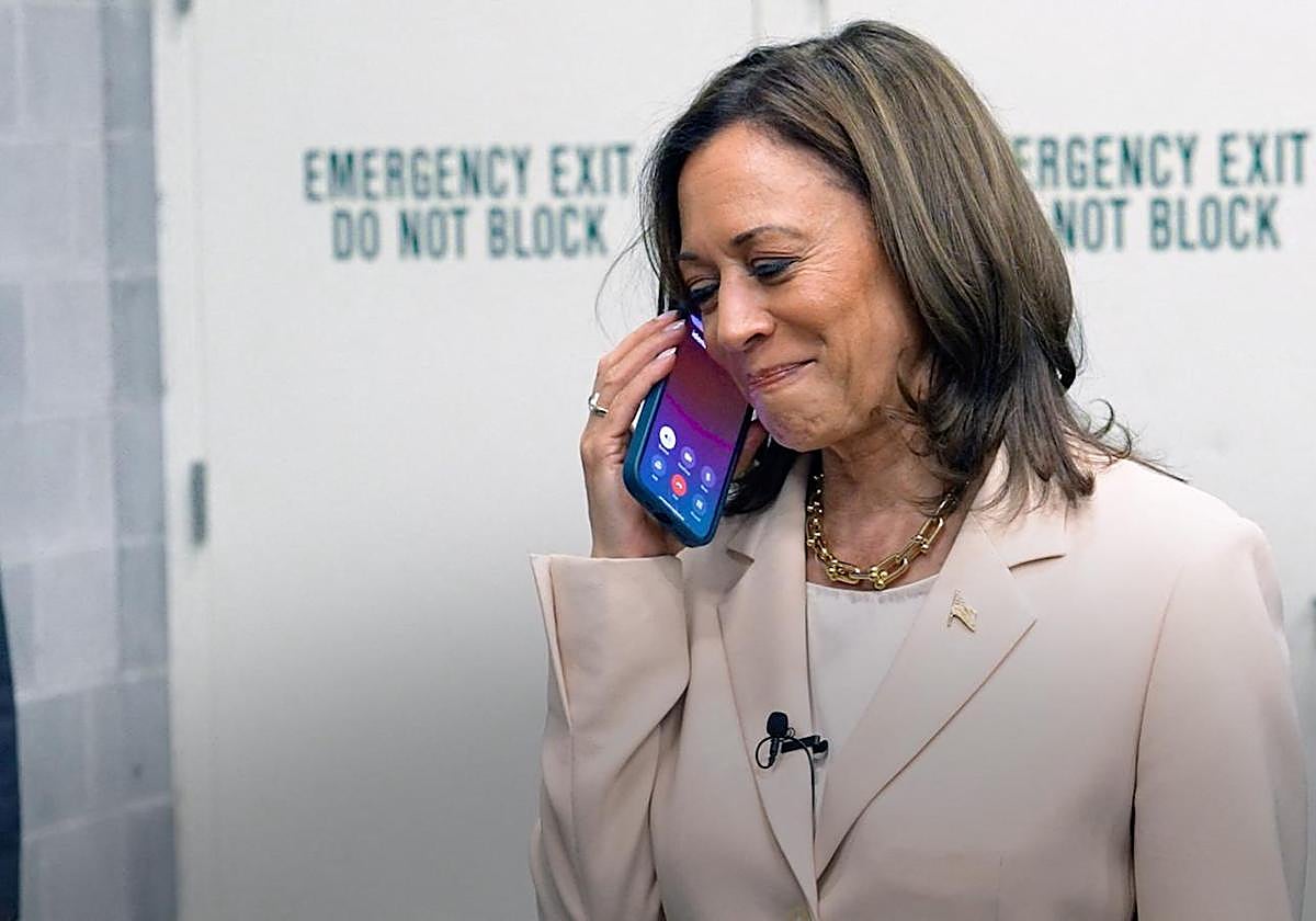 La candidata del Partido Demócrata, Kamala Harris, durante la llamada con los Obama
