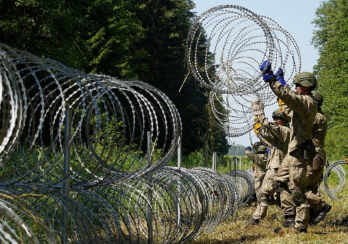 Soldados lituanos instalan alambre de espino en la frontera con Bielorrusia