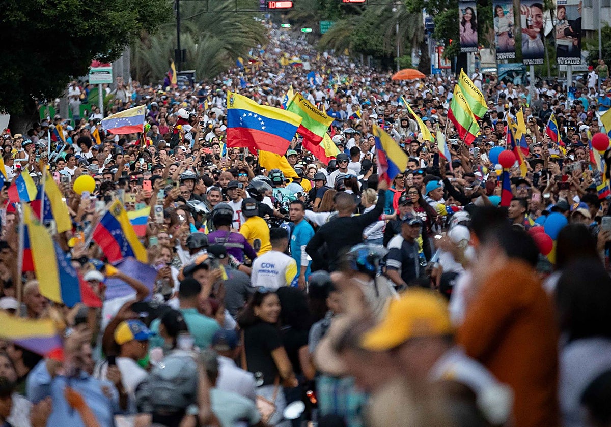 Simpatizantes de la oposición al régimen de Maduro muestran su apoyo en las calles