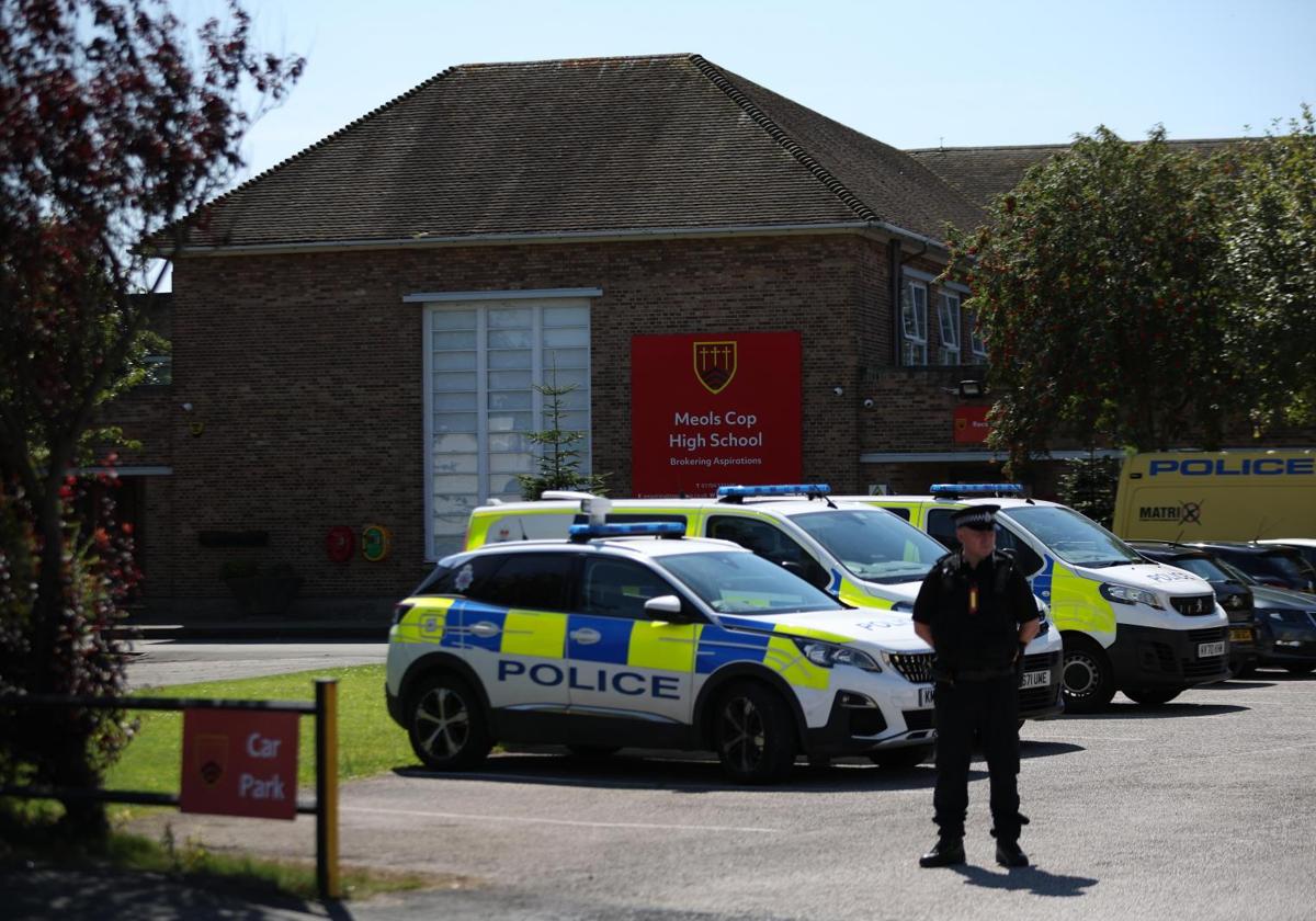 La policía en el lugar de los presuntos apuñalamientos múltiples en Meols Cop High School en Southport (Reino Unido)