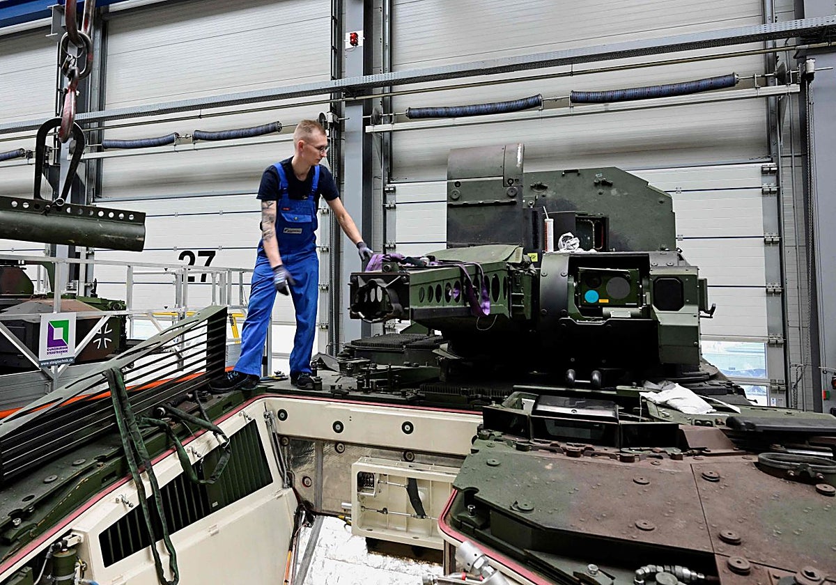 Un operario trabaja en una fábrica de Rheinmetall en Alemania