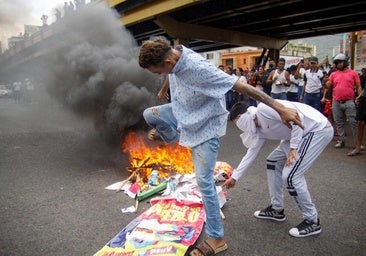 Los venezolanos salen a protestar contra Maduro y tiran estatuas de Chávez al grito de «libertad»