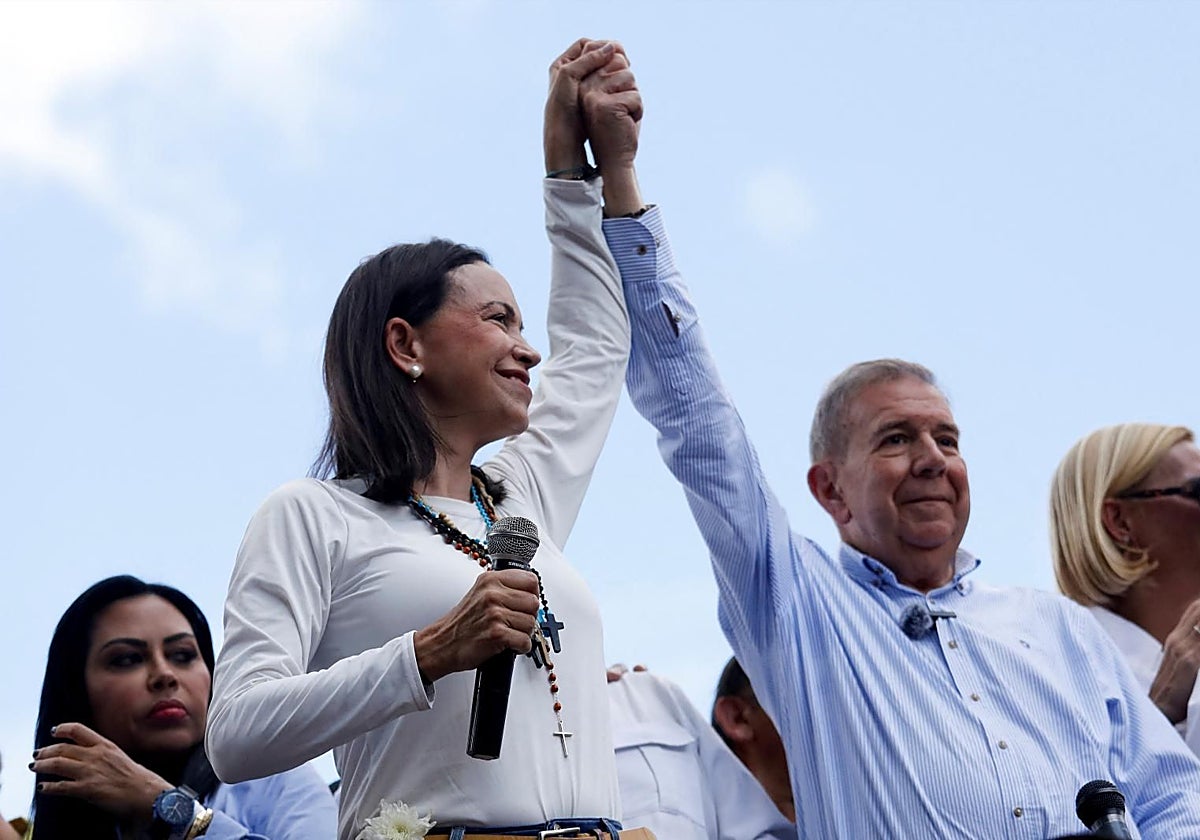 La líder de la oposición venezolana María Corina Machado junto a Edmundo González