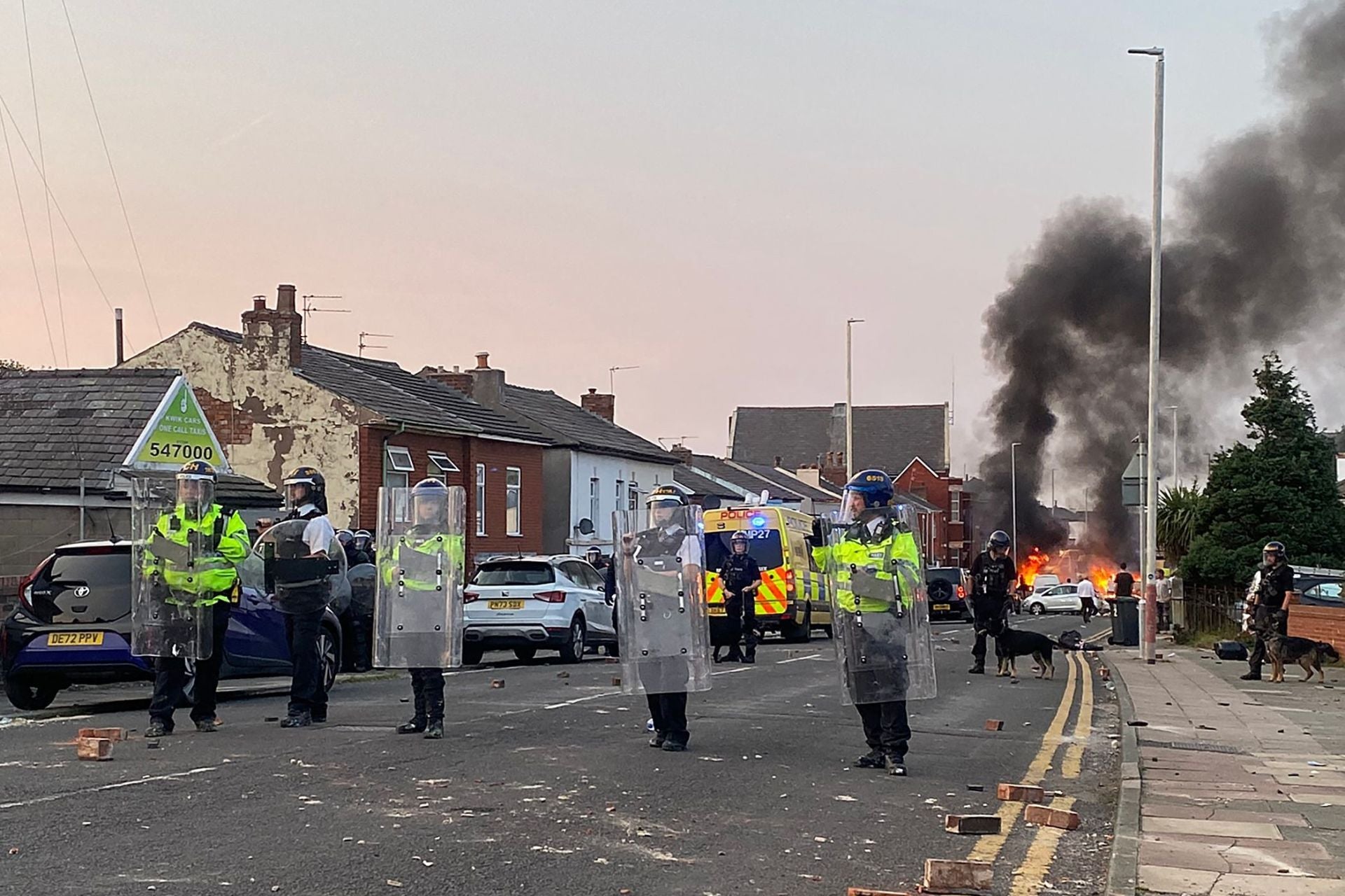 Los agentes se intentan defender en las protestas originadas en Southport