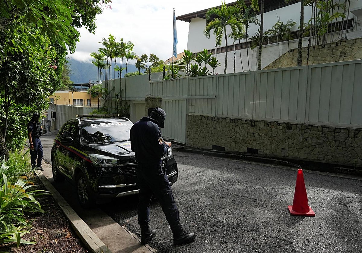 Fuerzas de seguridad venezolanas vigilan la residencia del embajador de Argentina en Caracas.