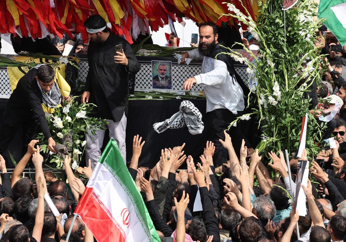 Una multitud participa en el funeral de Haniyeh celebrado en Teherán