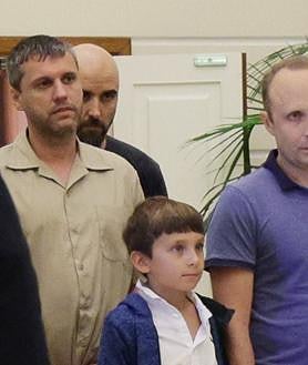 Imagen secundaria 2 - En la foto de arriba se ve a Pablo González bajando del avión, con camiseta negra. Debajo, comitiva de prisioneros canjeados junto a Putin. En la foto pequeña, Pablo González al fondo, con camiseta negra