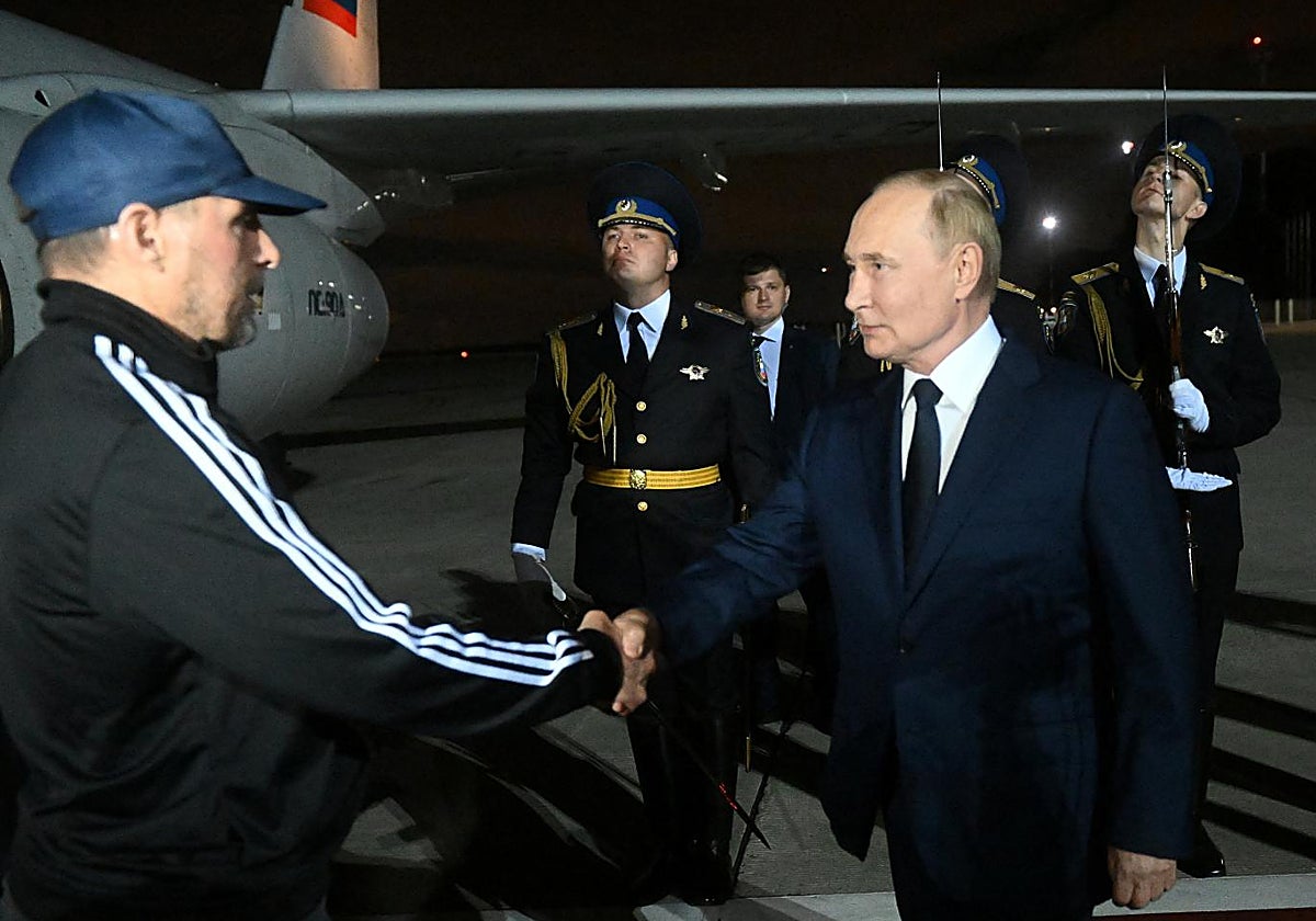 Putin saluda a Krasikov en el aeropuerto de Moscú
