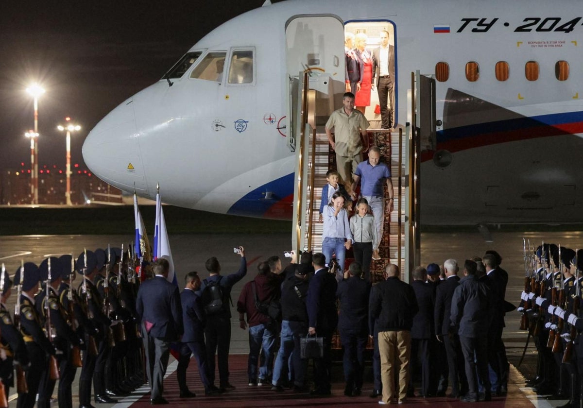 El presidente ruso Vladímir Putin da la bienvenida a los ciudadanos rusos liberados en el intercambio