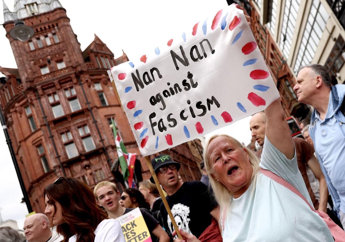 Manifestantes en Nottingham, Inglaterra, protestan contra la extrema derecha y el crimen de Southport