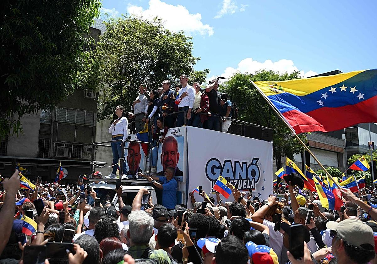 Miembros de la oposición marchan este sábado en las calles de Caracas ante los manifestantes