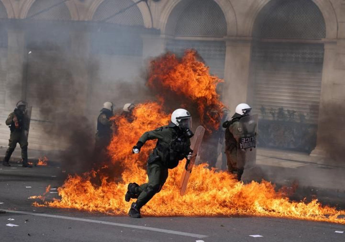 Un cóctel molotov explota en Atenas cerca de la Policía, durante unas protestas