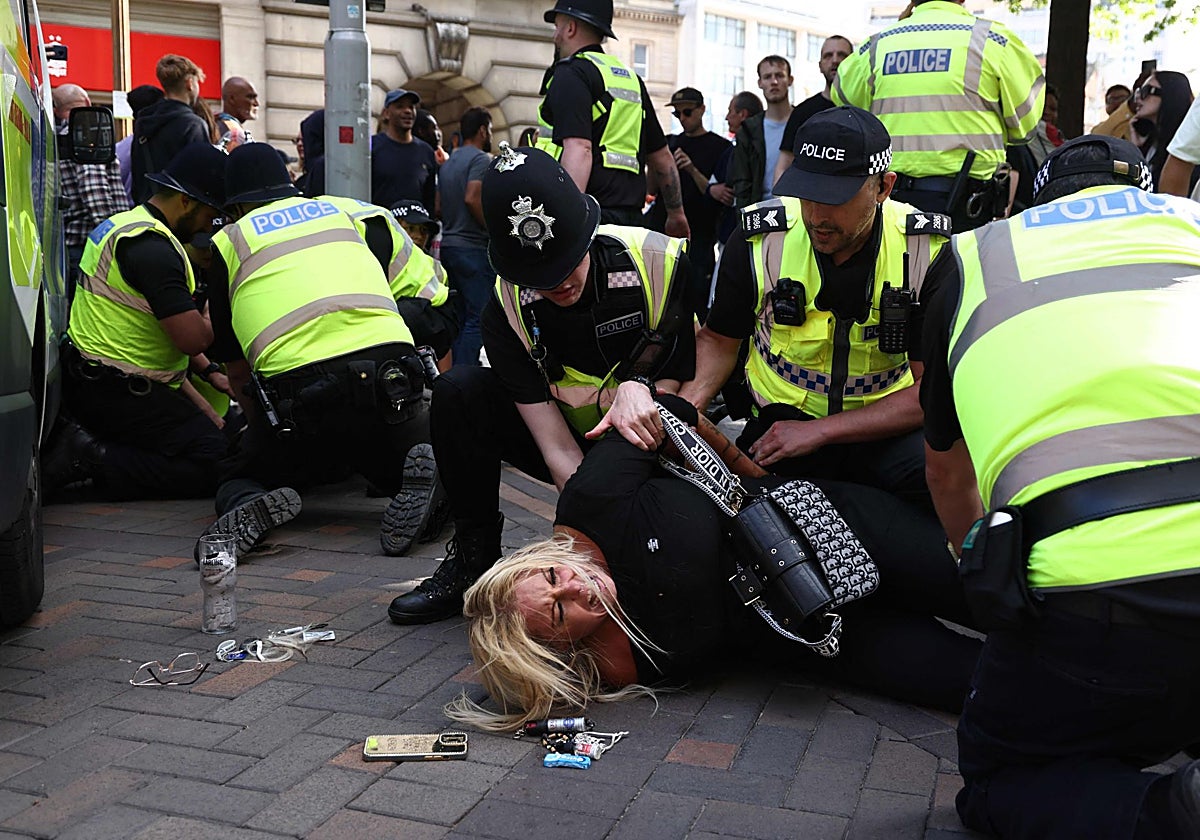 Manifestantes detenidos en Nottingham, en el centro de Inglaterra