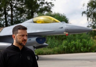 Zelenski exhibe los primeros aviones F-16 estadounidenses mientras las tropas rusas avanzan