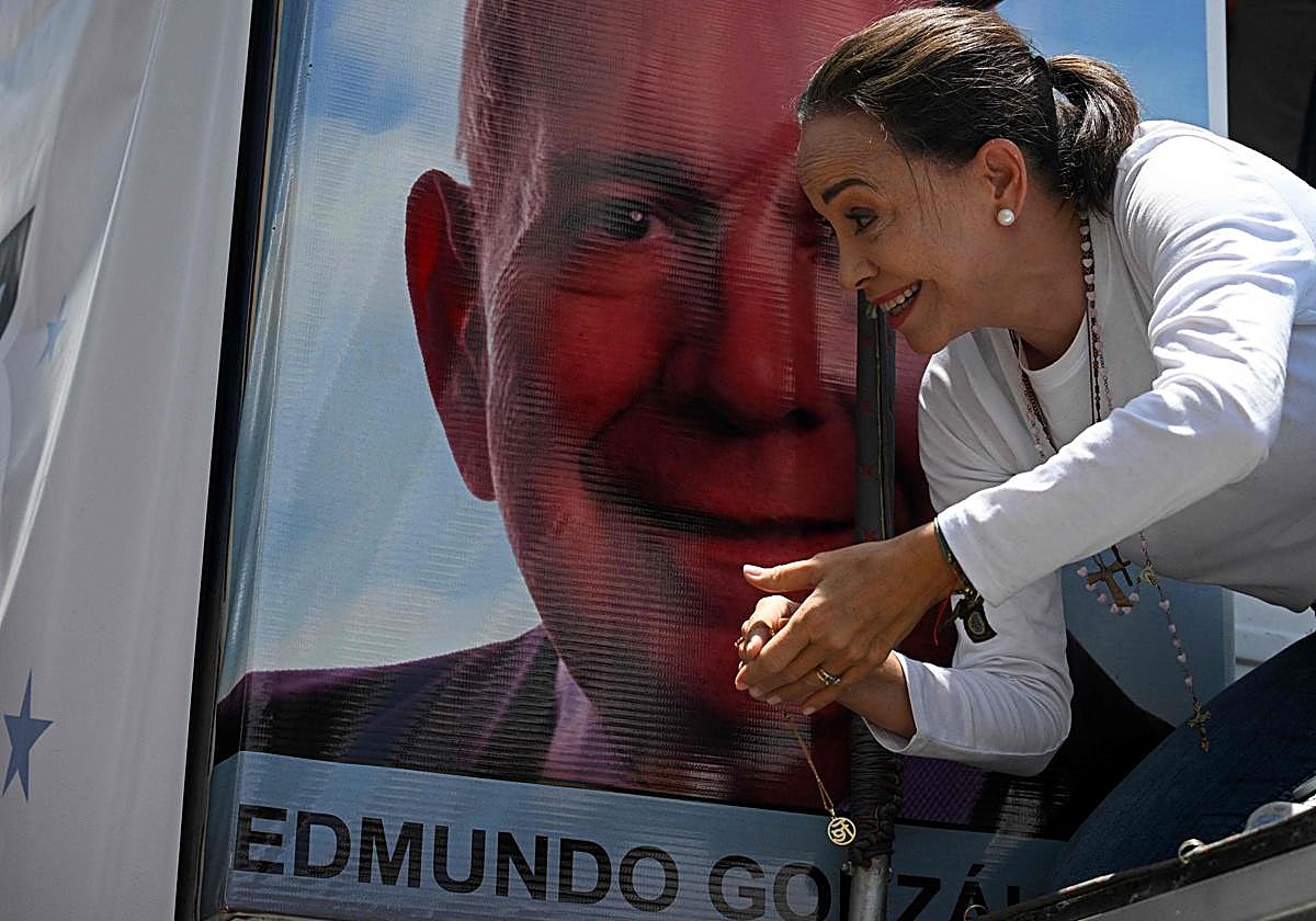 María Corina Machado ante una foto de Edmundo González