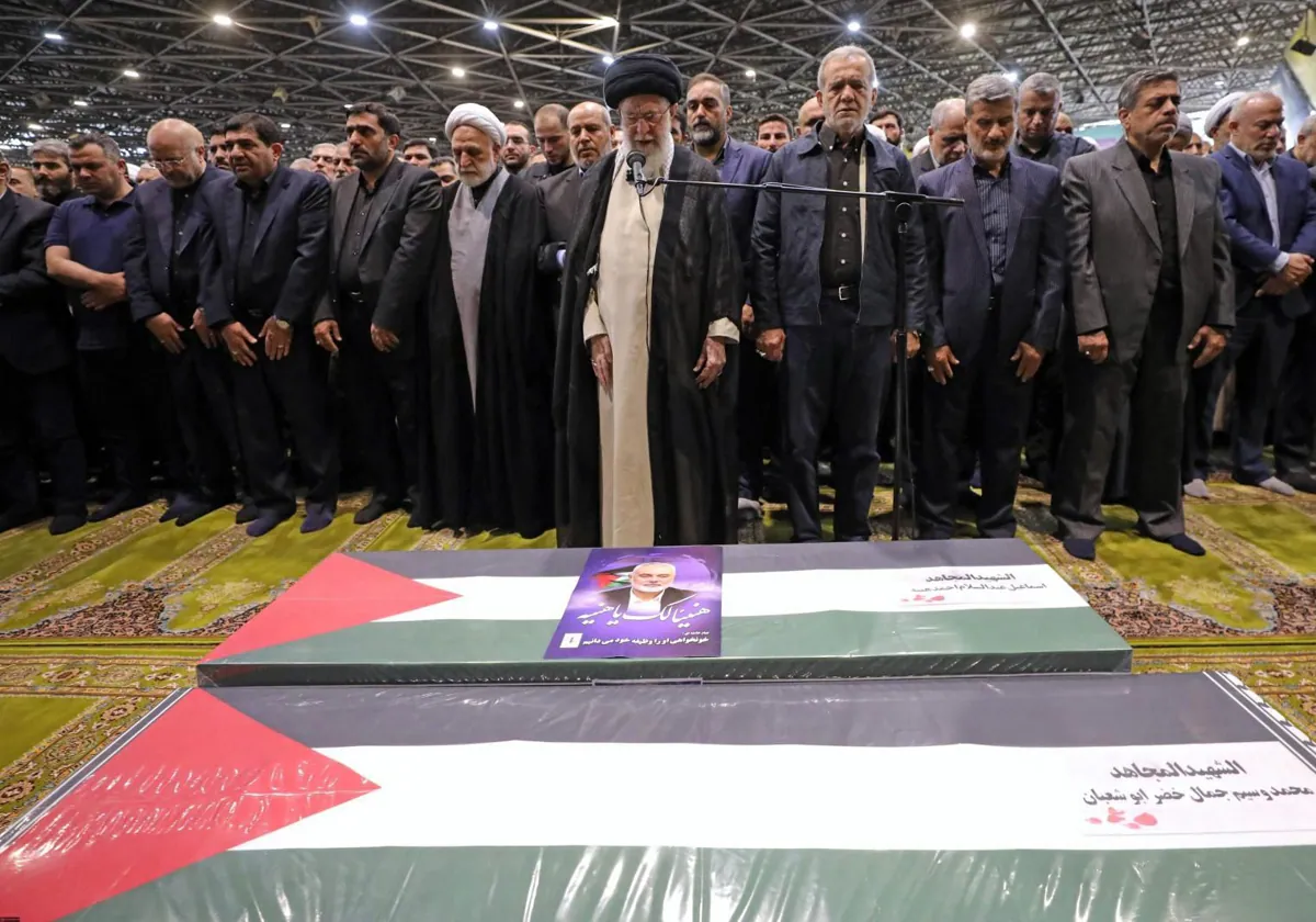 El líder supremo iraní Ali Jamenei dirige una oración por el asesinado líder de Hamás, Ismael Haniyeh