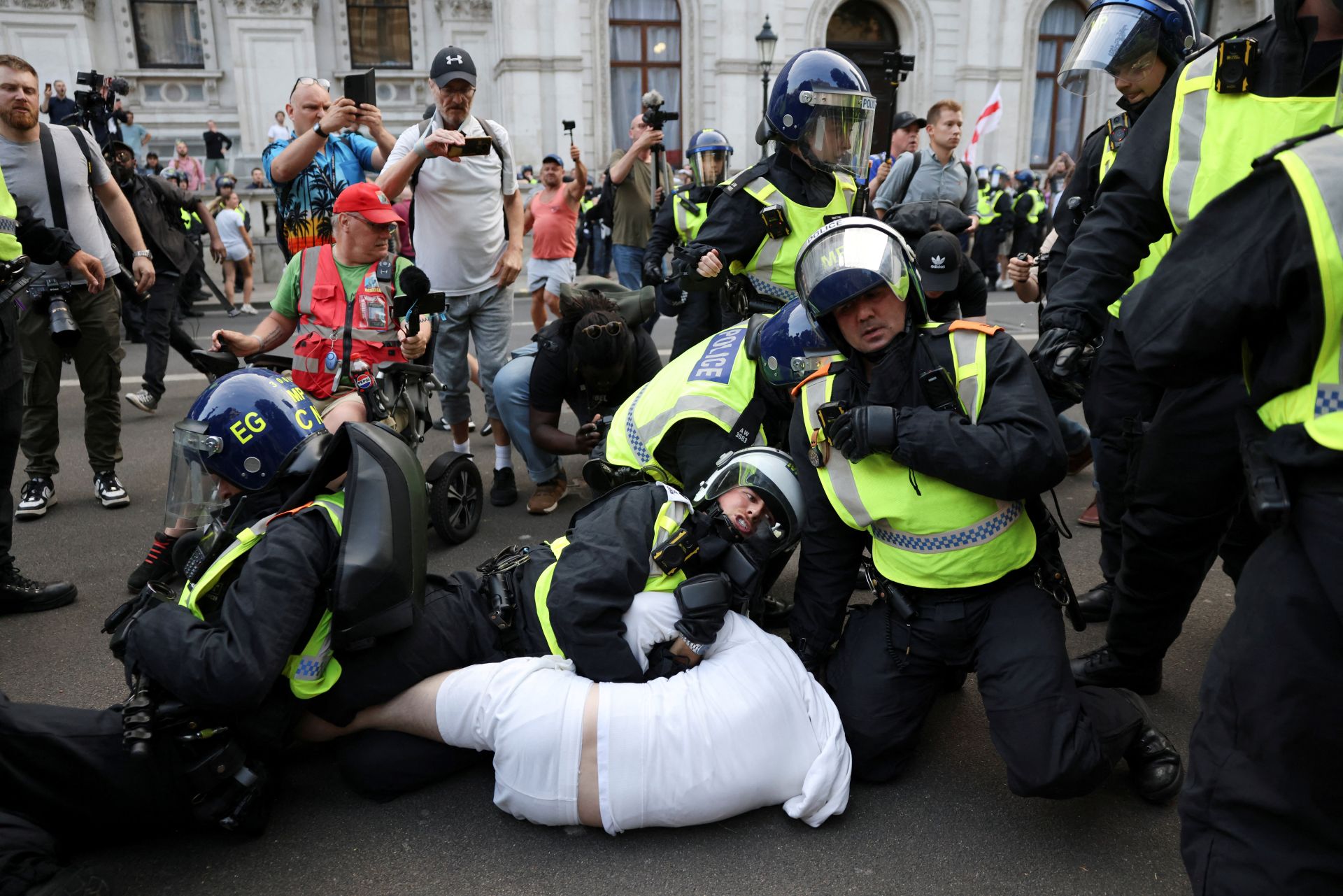 Agentes de policía detienen a un manifestante durante una protesta contra la inmigración en Londres.