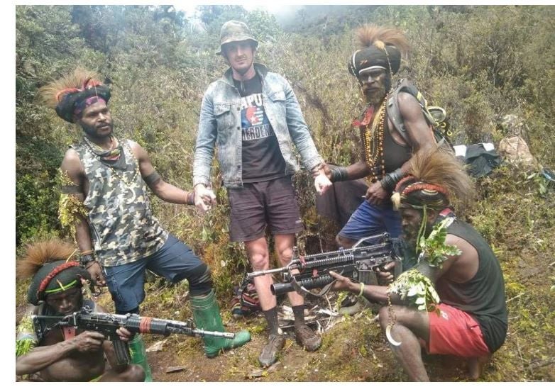 Un hombre, identificado como Philip Mehrtens, el piloto neozelandés que al parecer permanece secuestrado por un grupo independentista, entre los combatientes separatistas de la región indonesia de Papúa , imagen archivo