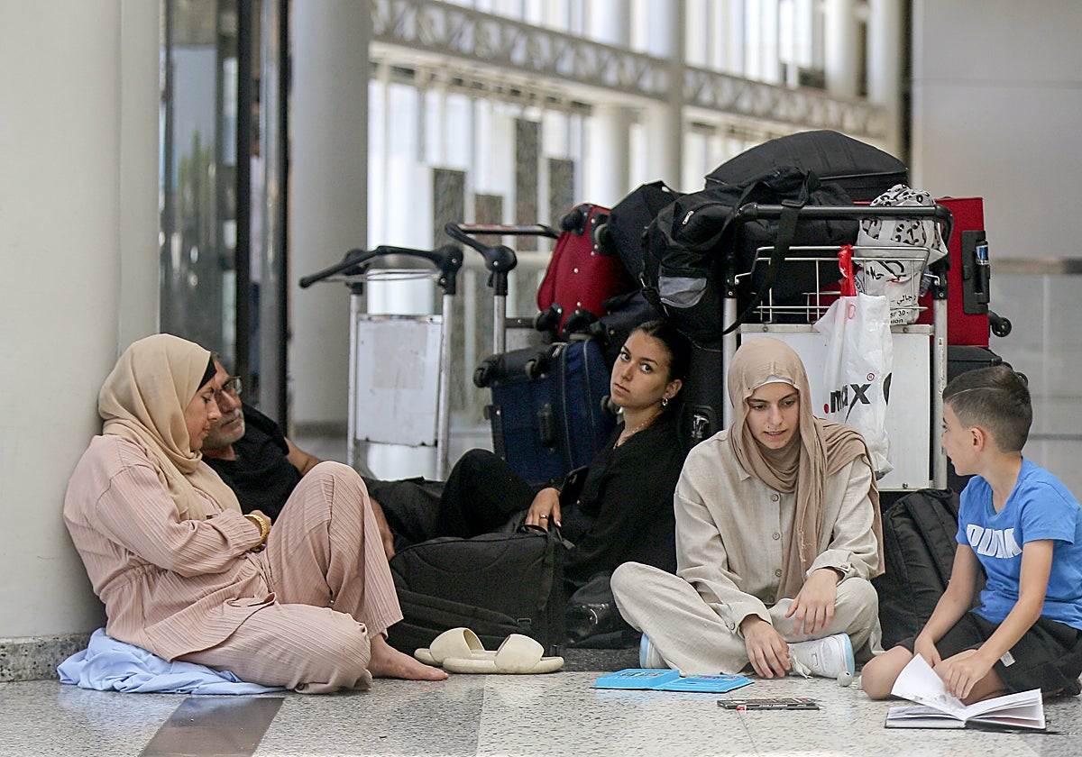 Pasajeros esperan en la sala de embarque del aeropuerto de Beirut mientras varios países han instado a sus ciudadanos a abandonar Líbano
