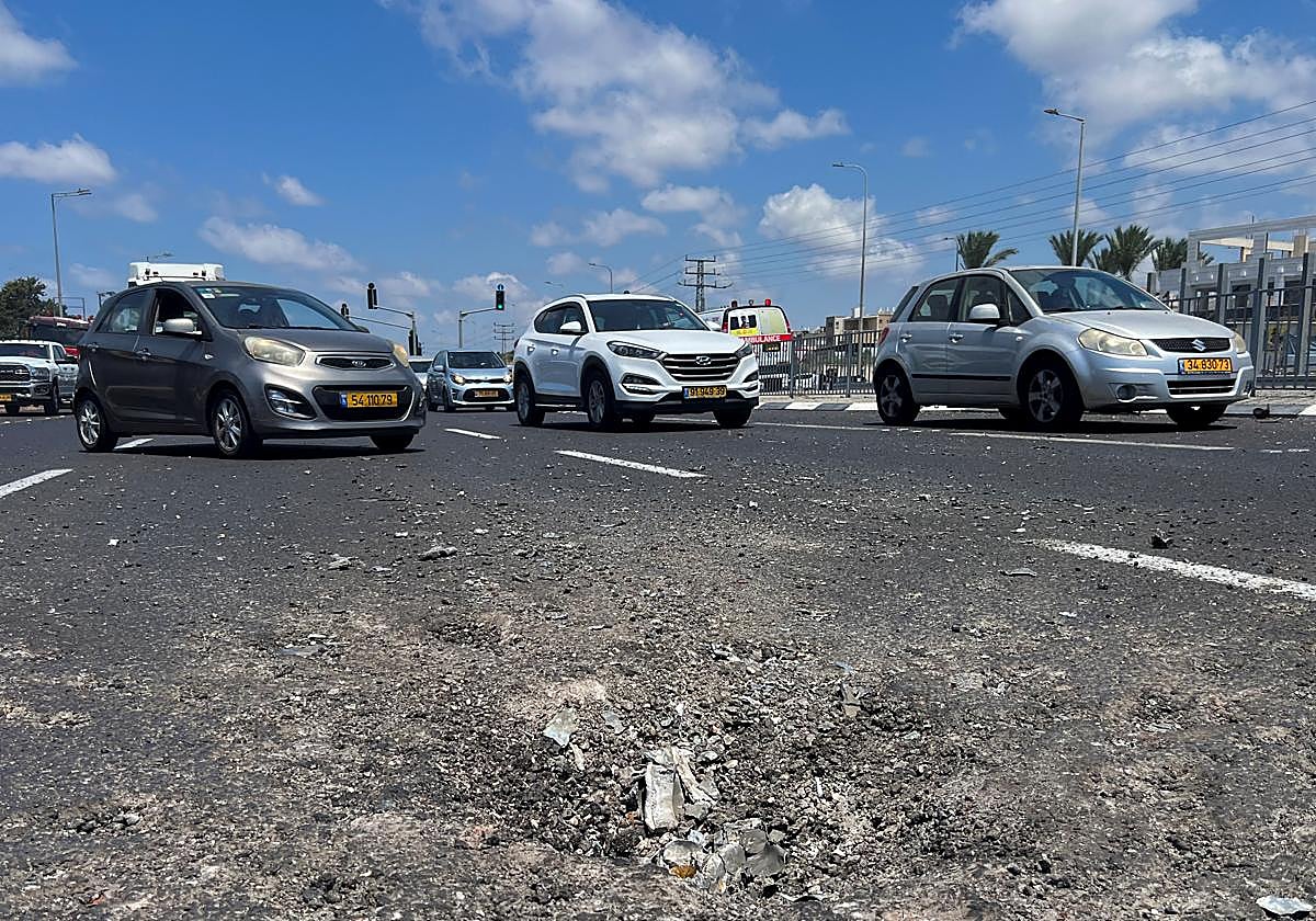 El lugar del impacto de un proyectil lanzado por Hizbolá contra objetivos militares en el norte de Israel.