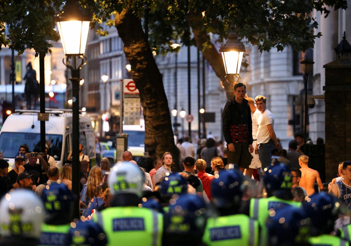 Policías británicos vigilan una protesta antiinmigración en Londres.