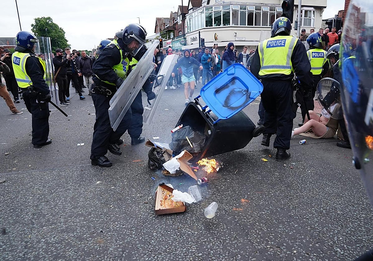 Radicales de extrema derecha se enfrentan a la policía en Middlesbrough, el pasado domingo