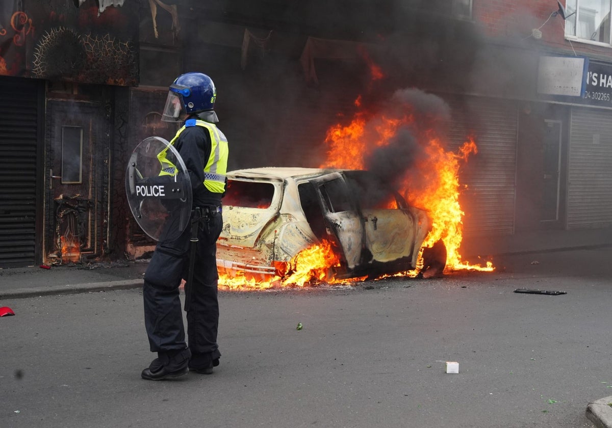 Un vehículo arde en las protestas anti-inmigración en el Reino Unido