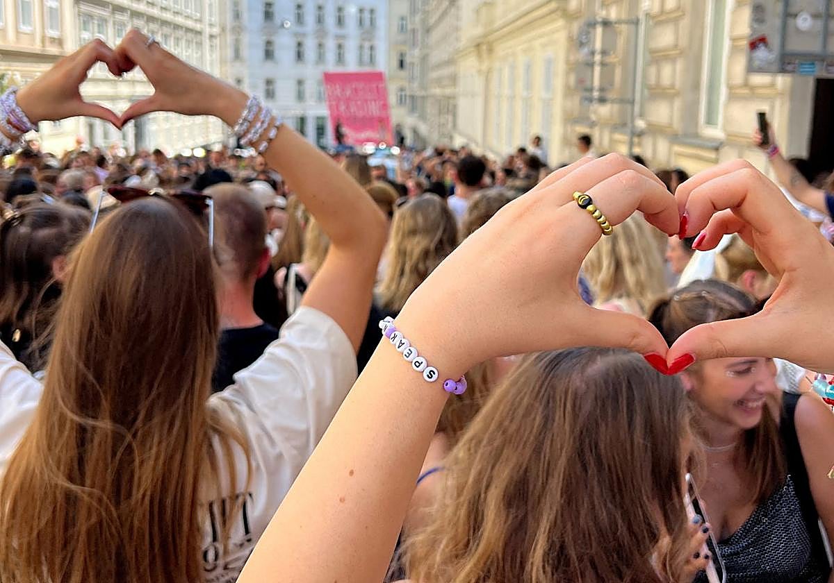 Las manifestaciones de las personas contra los actos terroristas que han cancelado los conciertos de la cantante, Taylor Swift, en Viena